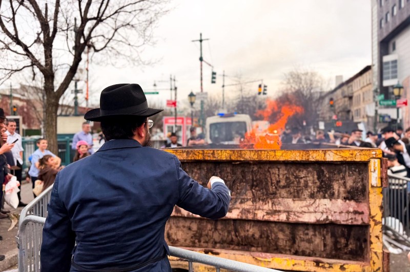 בל יראה ובל ימצא: שריפת החמץ בחזית 770 | תיעוד