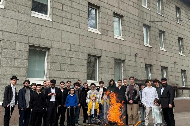 על האש: הסטודנטים היהודים שורפים את החמץ שעות לפני כניסת חג הפסח, יחד עם רב האוניברסיטה היהודית במוסקבה - השליח הרב דובער גולדברג