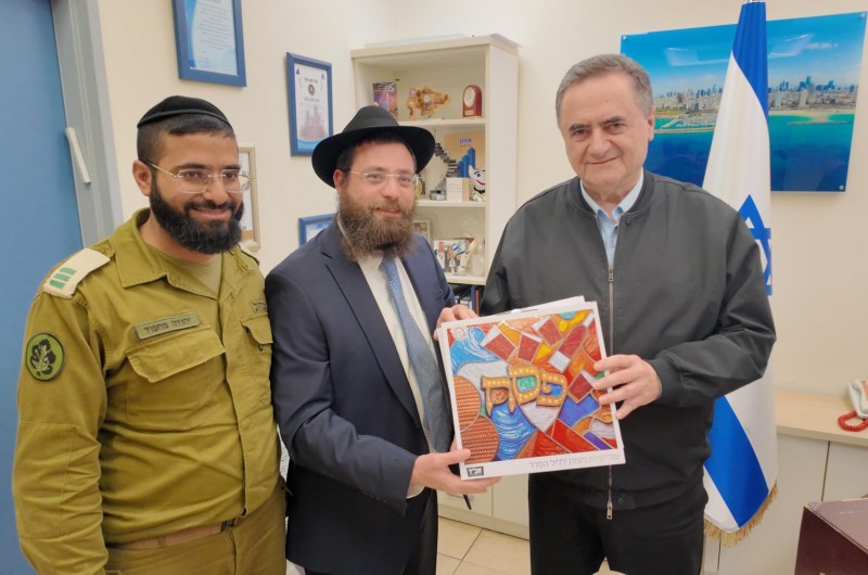 בתוך ניהול המלחמה: שר הביטחון קיבל מצה שמורה לחג פסח
