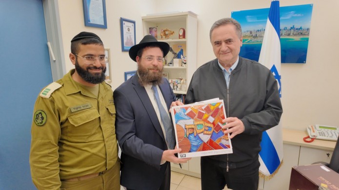 בתוך ניהול המלחמה: שר הביטחון קיבל מצה שמורה לחג פסח