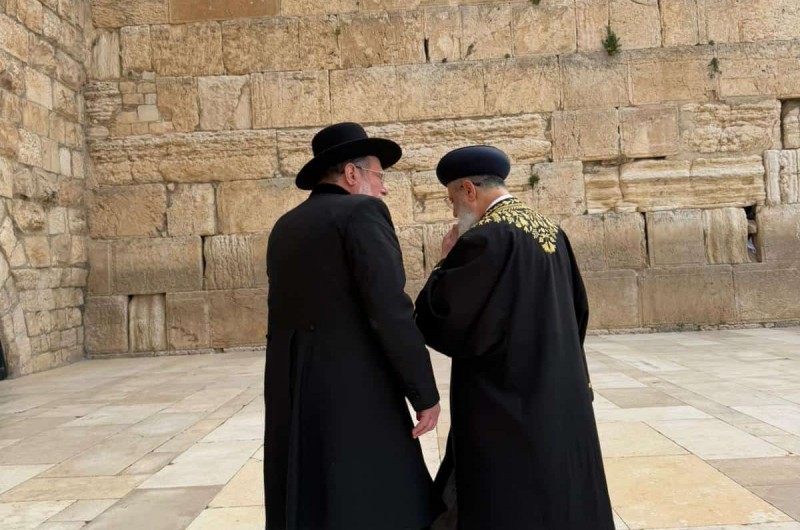 הרבנים הראשיים לישראל - הרב דוד יוסף והרב קלמן בר, מגיעים הבוקר אל תפילת שחרית של חול מועד פסח וברכת כהנים בכותל המערבי, שהתקיימו במניין מצומצם בשל אילוצי המלחמה ובטיחות המתפללים (צילום: אביחי יוסף)