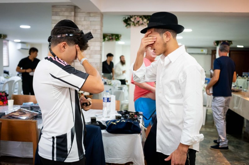 דקות לפני השקיעה וכניסת חג הפסח: יהודים מניחים תפילין בבית חב