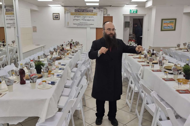 ממתין לאורחים: שליח הרבי בשכונת רחביה בירושלים הבירה - הרב ישראל גולדברג, באולם בו נערך ליל הסדר שעות לאחר מכן, בהשתתפות מאות יהודים שהסבו יחד ב'ליל הסדר'