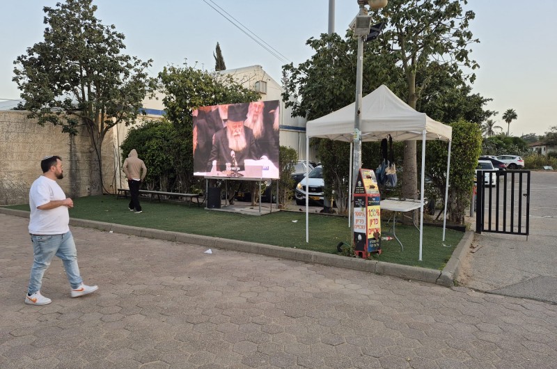 מסך גדול לצפייה בווידאו מהרבי המשודרים על ידי חברת המדיה JEM, הוצב בחצר 'בית מנחם' בכפר חב