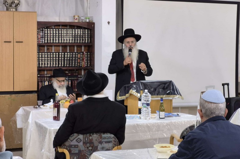 רב קרית עקרון נאם בכינוס תורה בבית חב