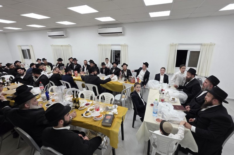 סעודת משיח המשיכה לאחר צאת החג בבתי הכנסת בכפר חב