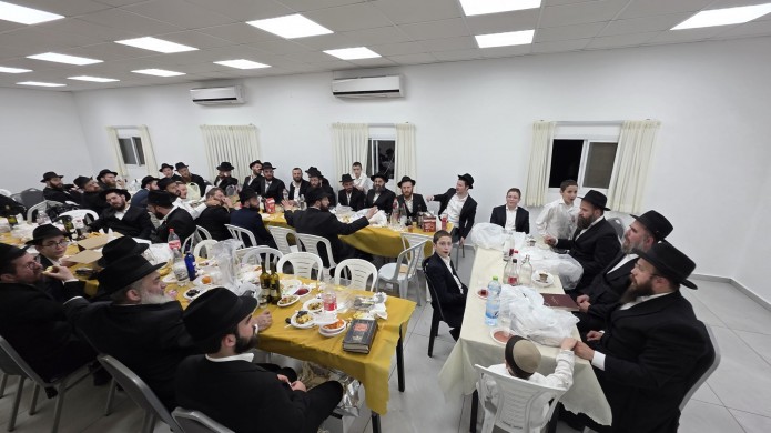 סעודת משיח המשיכה לאחר צאת החג בבתי הכנסת בכפר חב