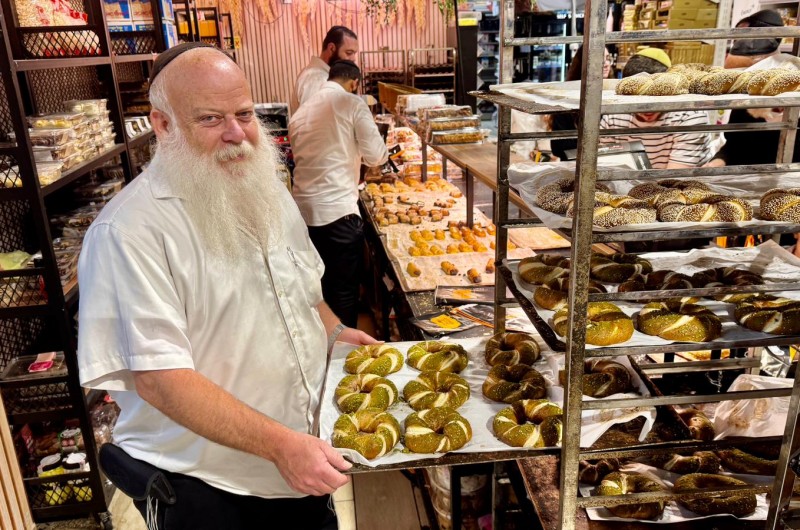 חם מהתנור: ר' שוליק בייץ' הבעלים של הסופר והמאפייה בכפר חב