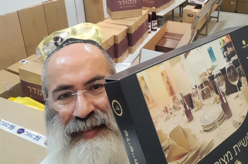 סיפוק של צאת החג: שליח הרבי בלוד הרב מנחם מיכאלשוילי דאג לארגן 'סעודת משיח' ב-124 בתי כנסת ברחבי העיר ולהביא את דברי הרבי על הפסח לאלפי יהודים