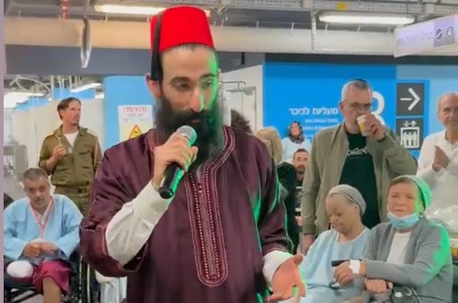 בלבוש המסורתי: שליח הרבי במרכז הרפואי רמב