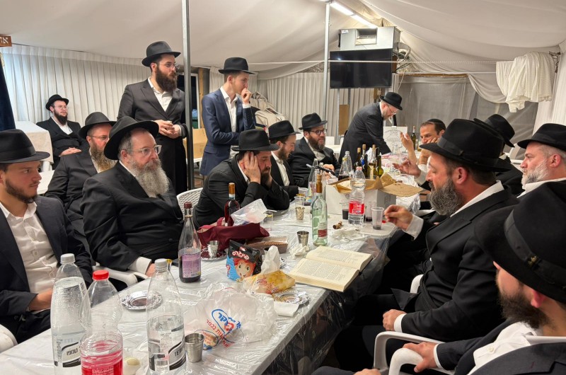 לאחר צאת החג: חברי קהילת בית הכנסת 'בורובסקי שול' השוכן בשכונה הצפונית של כפר חב