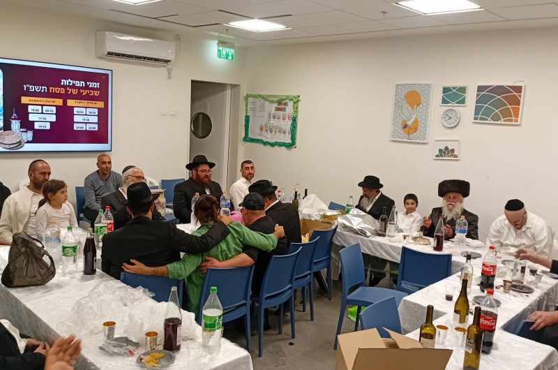 הרב פרץ חן משלוחי הרבי באשקלון בסעודת משיח עם חברי קהילתו בבית חב