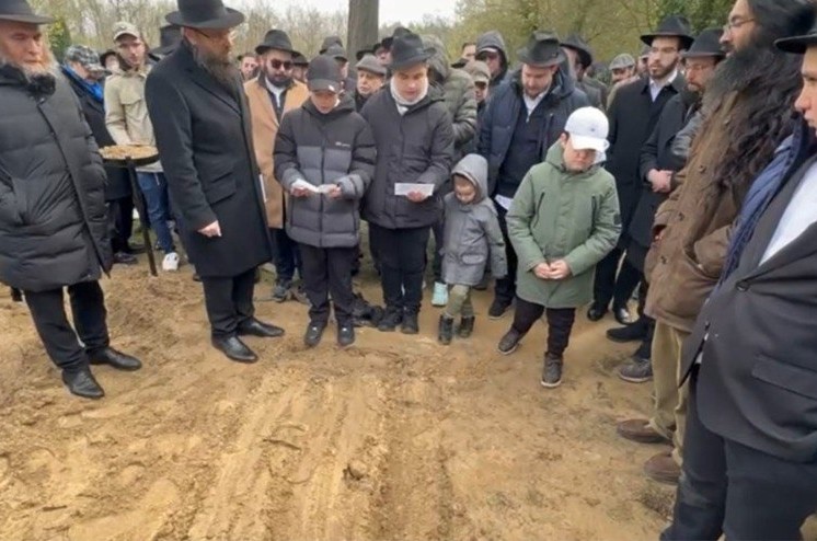 קורע לב: הקדיש של ילדי השליח הרב גולובוצוב ע