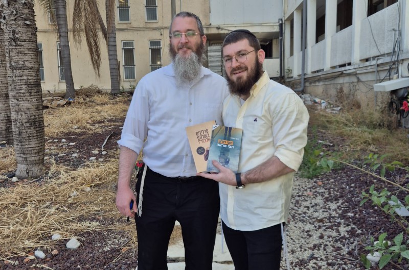 ספרים וחיוך: השליח לתקשורת הרב מוני אנדר העניק לפרסומאי ארי טננבוים את ספרו החדש 