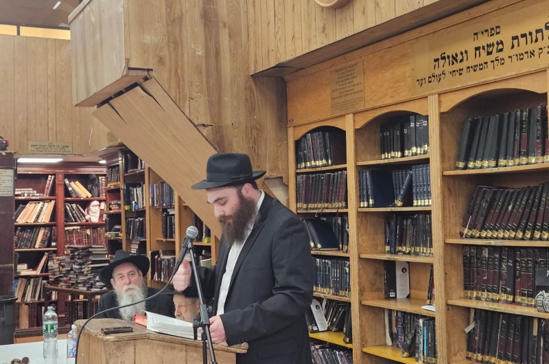 כמיטב המסורת וכהוראת הרבי, נערך כינוס תורה מרכזי בבית חיינו 770. בתמונה: הרב מאיר שלמה קפלן, ראש ישיבת אהלי תורה והמשפיע בישיבה המרכזית ב-770, נושא דברים