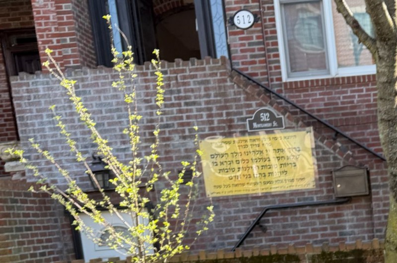 שֶׁלֹּא חִסֵּר בְּעוֹלָמוֹ כְּלוּם: בקראון הייטס תלו שלט גדול עם ברכת האילנות ומזכירים לאנ