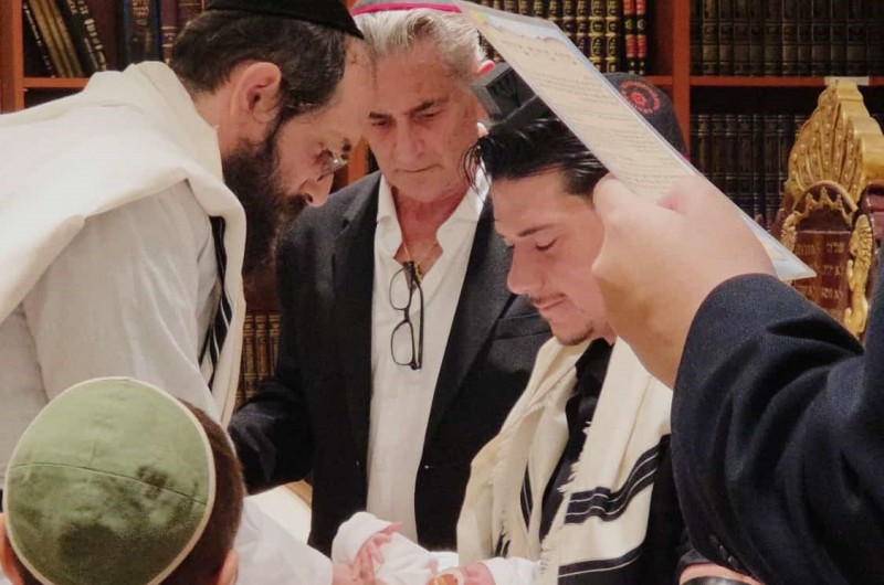 שליח הרבי בקוסמוי שבתאילנד - הרב מענדי גולדשמיד, משמש כמוהל בברית מילה לבן חבר הקהילה היהודית בהונג-קונג, בבית חב