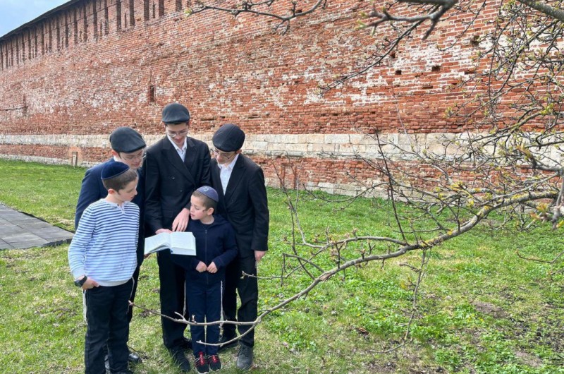 לקראת סוף חודש ניסן: בני משפחת מונדשיין - השלוחים בעיר סלמונסק שברוסיה, בברכת האילנות בחצר בנייני הקהילה ובית חב