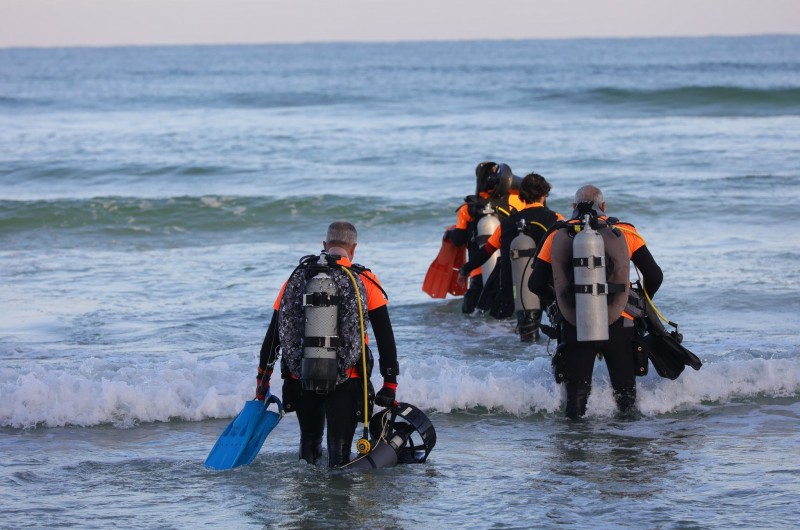 בתקווה לטוב: כבר חמישה ימים נערכים חיפושים וסריקות אחר הנער החרדי שנעדר מאז יום שישי, בחוף צאנז בנתניה (צילום: דוברות זק