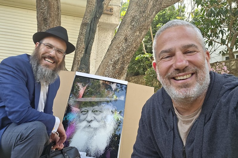 זאת לא הפעם הראשונה: איש התקשורת ומגיש תכנית 'הפטריוטים' בערוץ 14 ינון מגל, העניק תמונת של הרבי מזכוכית, למשרדו של ידיד נפשו, שליח הרבי בשכונת קטמון בירושלים - הרב זיו אור