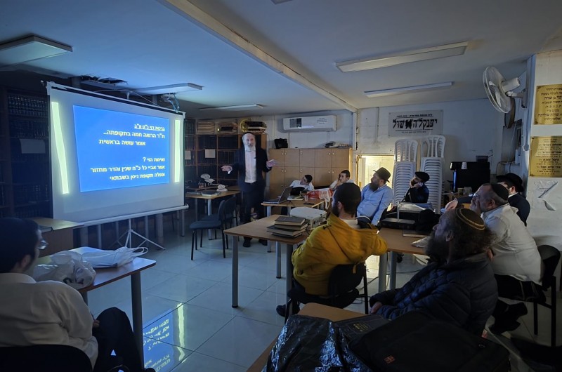 הרב ישראל מרילוס מסר שיעור על קידוש החודש כפי הרמב