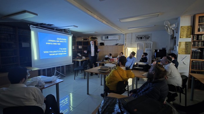 הרב ישראל מרילוס מסר שיעור על קידוש החודש כפי הרמב