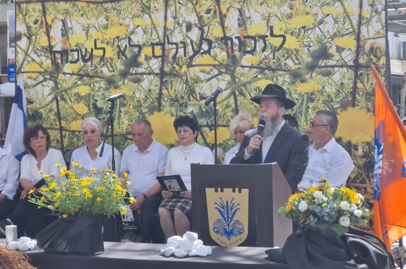 הרב נח סוליש משלוחי הרבי בנתניה כובד בתפילת 