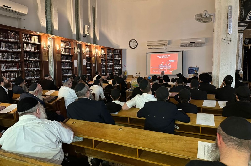 בבית הכנסת המרכזי בנחלת הר חב