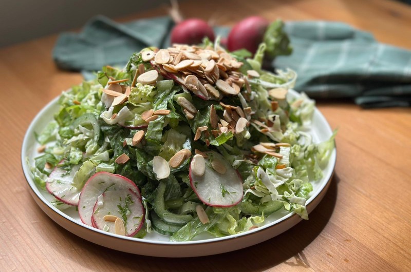 התוספת המושלמת: סלט ירוק קראנצ׳י עם שקדים קלויים