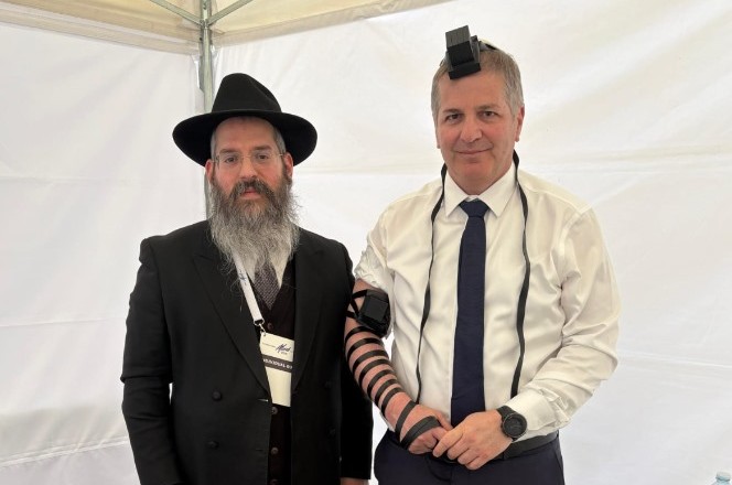 שר החינוך יואב קיש בהנחת תפילין במצעד החיים באושוויץ, יחד עם שליח הרבי לקראקוב שבפולין הרב אליעזר גוראריה