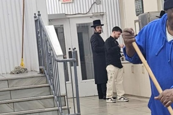 שורד השבי בר קופרשטיין, השוהה בארצות הברית ולאחרונה הוציא ספר עם זיכרונותיו מהשבי, הגיע בשעת לילה מאוחרת, לבדו, לתפילה באוהל הקדוש