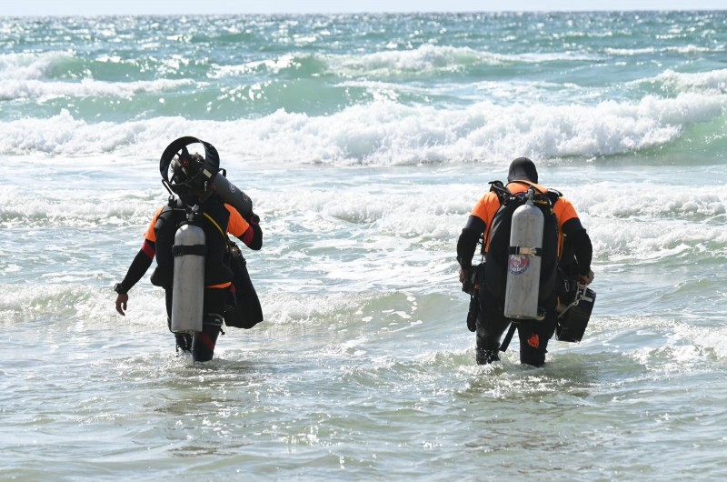 בדרך להלוויה: המשפחה עצרה להודות לצוותי החיפוש בחוף