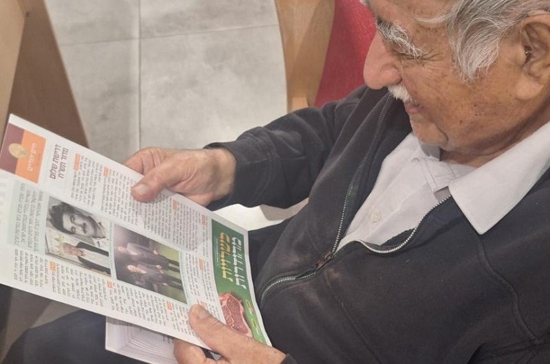 הראשון לראות: יחזקאל בן משה שמרואיין השבוע ב'שיחת השבוע' במדור שעורך ר' מנחם כהן, קיבל עותק מודפס לפני שאר הקוראים