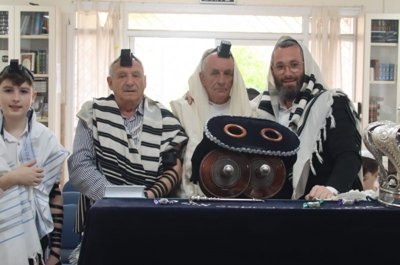 בחגיגת הנכד: שני הסבים הניחו תפילין ועלו לתורה לראשונה