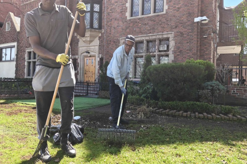 שיהיה ירוק בעיניים: ימי הקיץ החמים הגיעו ואיתם השדרוג והטיפול בחצר הכניסה הראשית ל'בית חיינו' 770 שבניו יורק, ביוזמת ועד 'בדק הבית'
