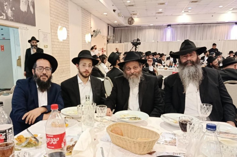 'כל אשר ביכולתכם': שלוחי הרבי לעיר אלעד - הרב בועז שוורץ, השליח הראשי הרב יוסף יצחק סילברמן, הרב שניאור סלונים והרב מנחם כהן, בכנס שנערך עבור מנהלי בתי חב