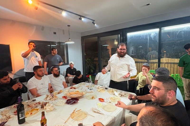 חבריו ומקורביו של הרב שמואל חנונו - שליח הרבי למכללת HIT בחולון, חגגו לו יום הולדת בהתוועדות חסידית