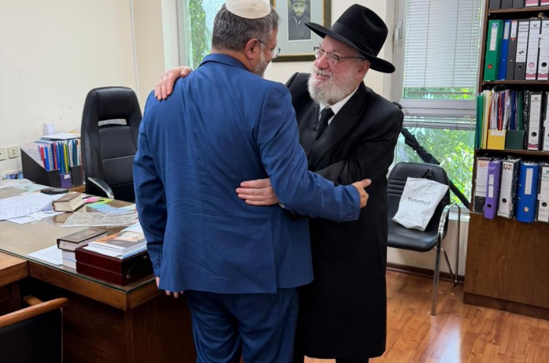 השר לביטחון לאומי התארח בלשכתו של שליח הרבי בתל-אביב