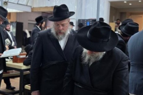 השליח בפערם שברוסיה הרב שניאור זלמן דייטש באמירת 