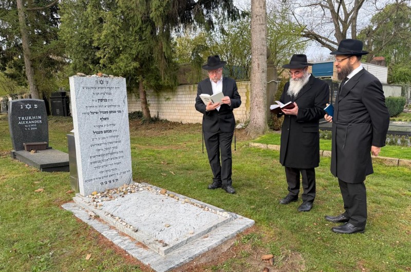 שליח הרבי לברלין - הרב יהודה טייכטל, שליח הרבי לאודסה - הרב אברהם וולף, הרב זושא וולף ור' אהרן רזניצקי, עלו בערב שבת לקברו של שליח הרבי להנובר שבגרמניה - הרב בנימין וולף ז