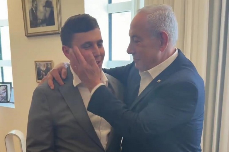 בווידאו שפרסם ראש הממשלה בנימין נתניהו ברשתות החברתיות שלו למיליוני עוקביו, בו הוא מקבל את גיבור ישראל ארי שפיץ, נראית תמונתו בביקור אצל הרבי בניו יורק, כשהיא תלויה בלשכתו 