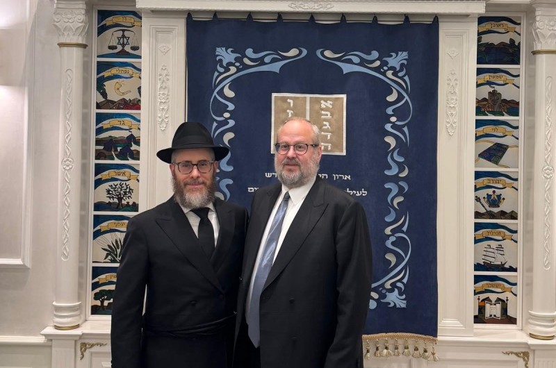 השליח המיוחד של ממשלת ארה״ב למעקב ומאבק באנטישמיות - הרב יהודה קפלון, התארח בשבת האחרונה בקהילת חב