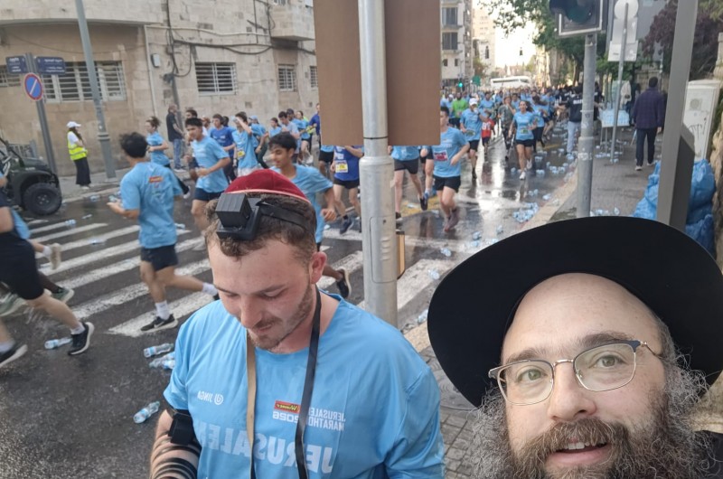 שליח הרבי בשכונת רחביה בבירה - הרב ישראל גולדברג, זיכה את רצי מרתון בירושלים בהנחת תפילין, תוך כדי המסלול שארך עשרות ק