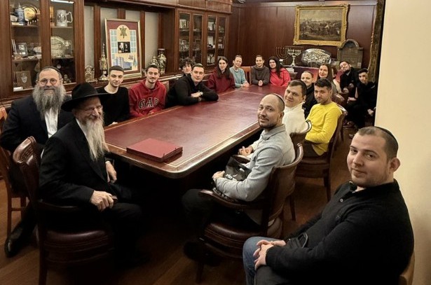 שליח הרבי ורבה של רוסטוב - הרב חיים דצינגר, הגיע למוסקבה עם קבוצת מקורבים בני-עירו והפגיש אותם עם רבה של רוסיה הרב בערל לאזאר שנפעמו מהעשייה היהודית במדינה