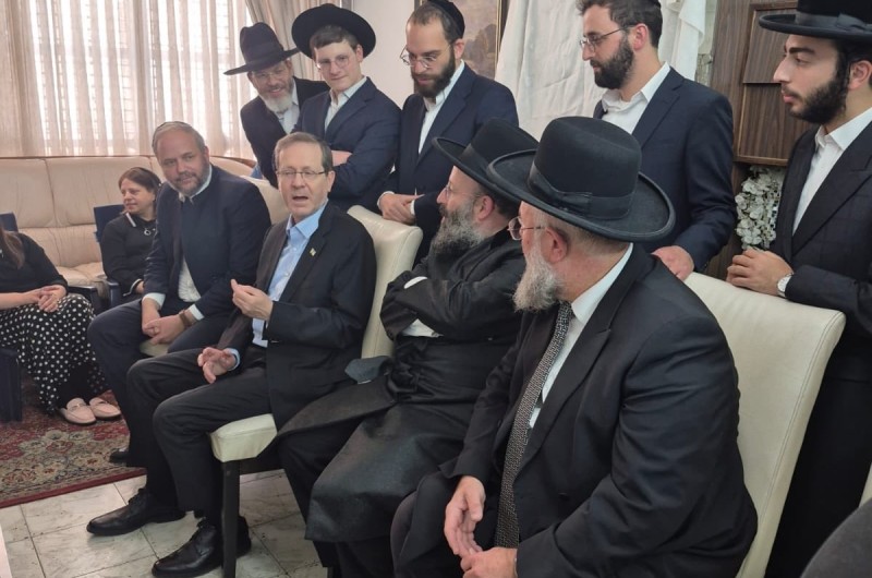 הנשיא יצחק הרצוג בניחום אבלים בבית משפחת בינר בירושלים. לצדו, חתנם, רב הכותל החב