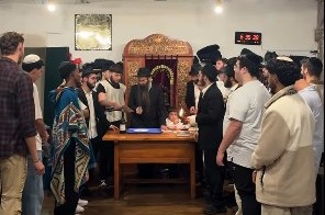 שליח הרבי בקוסקו שבפרו הרב עופר קריפור, מבדיל על הנר בצאת השבת, לצד המטיילים הרבים הפוקדים את הבית חב