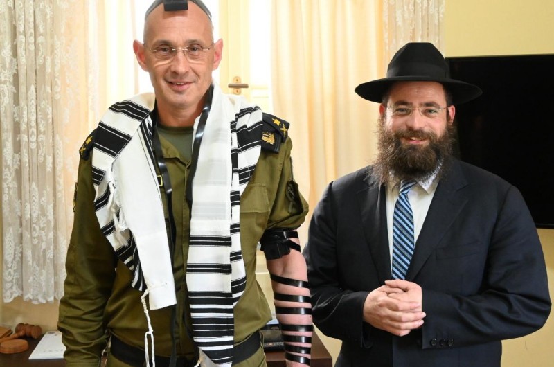'וראו כל עמי הארץ': מפקד חיל הים הנכנס האלוף אייל הראל הניח תפילין עם ידידו שליח הרבי לכוחות הביטחון - הרב מענדי אופן, בטקס כניסתו לתפקיד החשוב בימים אלו על הגנת גבולות ארץ-הקודש (צילום: יעקב סבג)