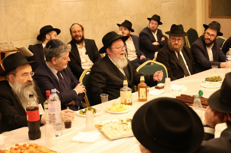 שליח הרבי לאנטוורפן שבבלגיה הרב שבתי סלבטיצקי התוועד עם שלוחי הרבי בפריז שבצרפת, בתום כינוס השלוחים ה-27 האזורי