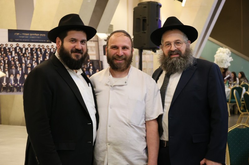 השליח הראשי לפריז שבצרפת הרב מנחם מענדל אזימוב, מקבל את יו