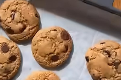 רכות מבפנים, זהובות מבחוץ: עוגיות שוקולד צ’יפס מפנקות